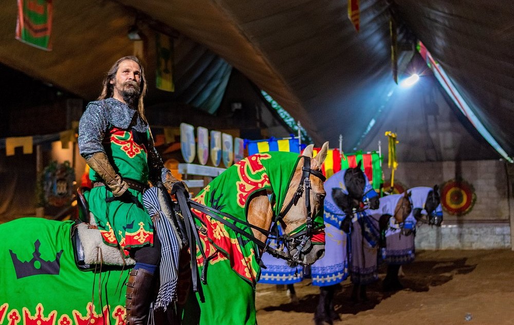 Medieval Times Lazise: il 31 ottobre un secondo spettacolo alle 21:30 1 Cavaliere su destriero in tenda sotto luci intense per Medieval Times Lazise