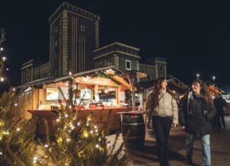 Mercatini di Natale sul Garda 2026: le date da Arco e Riva a Bardolino e Malcesine Il mercatino di Natale Di Gusto in Gusto a Riva del Garda, di sera
