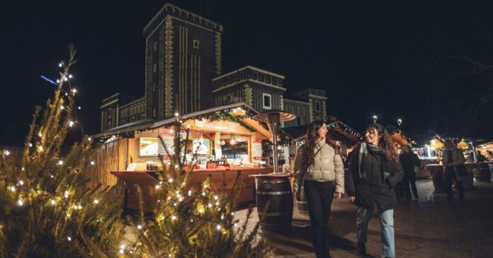 Il mercatino di Natale Di Gusto in Gusto a Riva del Garda, di sera