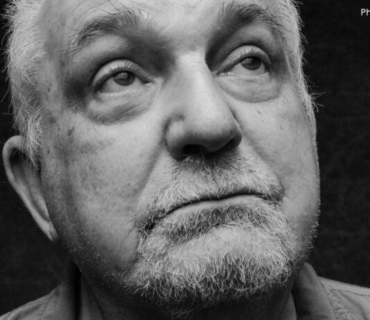 Ritratto in bianco e nero del giornalista Michele Smargiassi, foto di Guido Harari