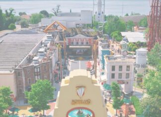 Vista aerea del parco di Lazise con il simbolo di Movieland Park e il premio Parksmania Awards 2026