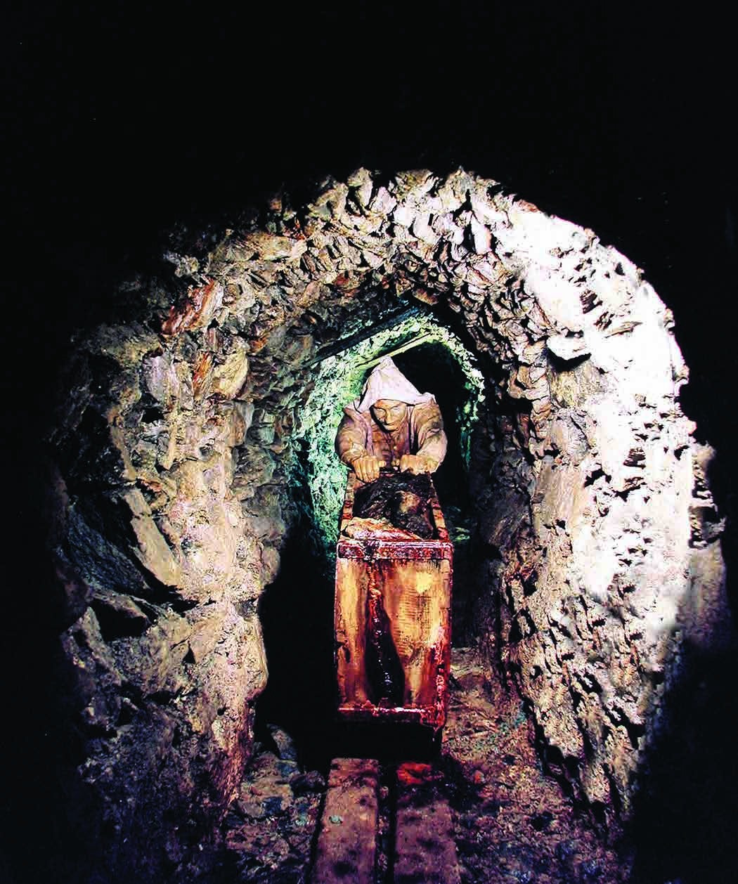 Passaggio in Valle Aurina: la miniera di Predoi e la speleoterapia 1 Una figura in legno di minatore con il vagoncino, in una galleria