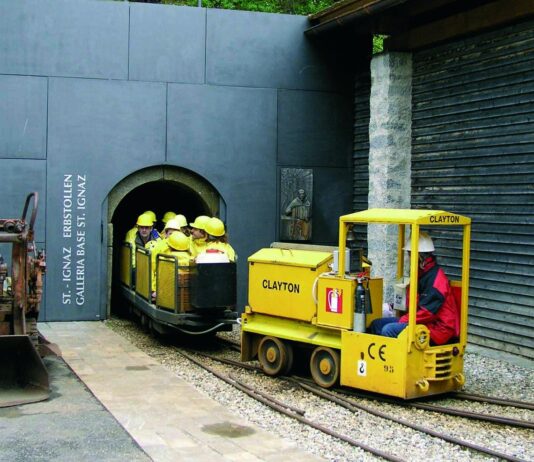 L'ingresso della galleria St. Ignaz a Predoi, con il trenino della miniera