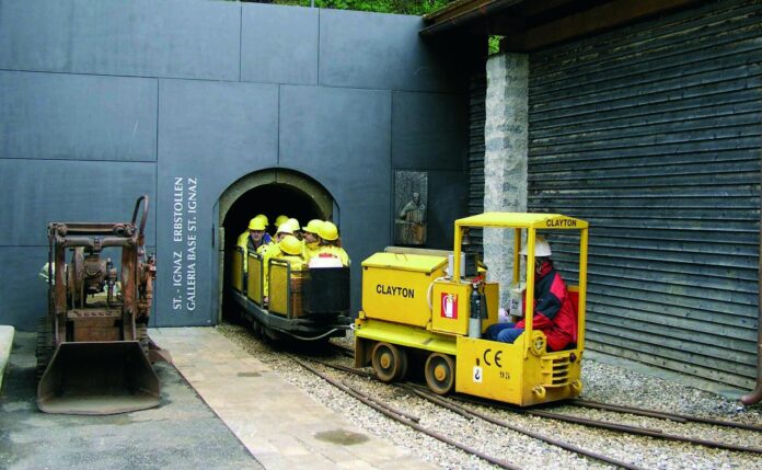 L'ingresso della galleria St. Ignaz a Predoi, con il trenino della miniera