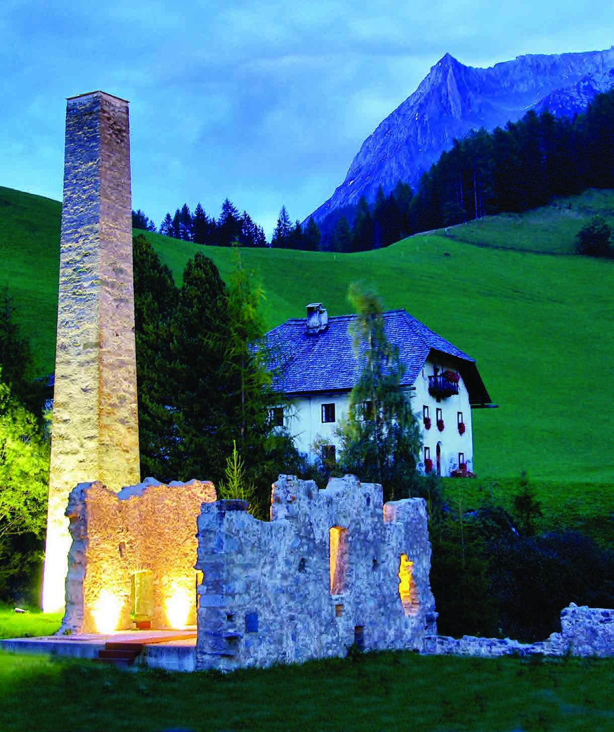 Passaggio in Valle Aurina: il viaggio fino a Cadipietra 3 Le rovine della fonderia con la ciminiera, ai piedi della miniera di Predoi