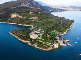 Turisti internazionali sul Garda Veneto anche in autunno: occupazione al 73,1% Veduta aerea di Punta San Vigilio, sul lago di Garda veneto