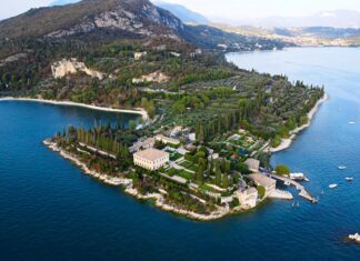 Veduta aerea di Punta San Vigilio, sul lago di Garda veneto
