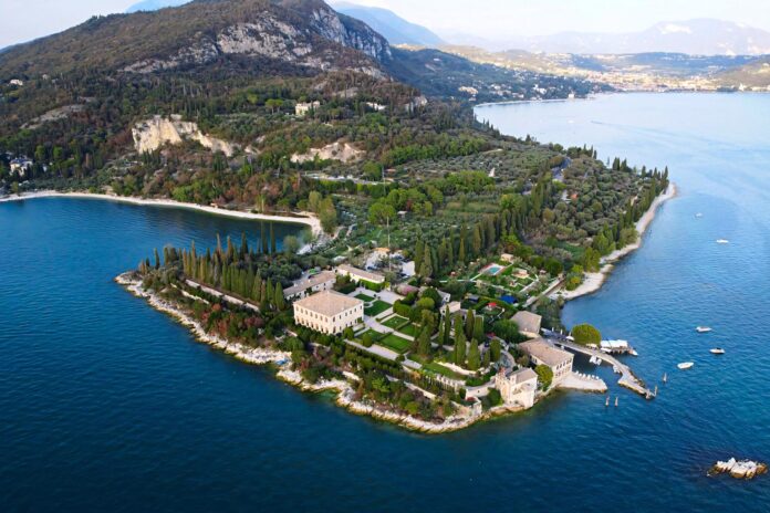 Veduta aerea di Punta San Vigilio, sul lago di Garda veneto
