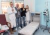Quattro letti per gli accompagnatori agli Spedali Civili di Brescia Quattro persone sorridono in una stanza con letti e apparecchiature mediche presso il reparto di Oncologia degli Spedali Civi