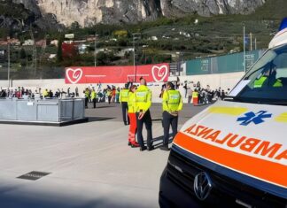 Scena di manovre salvavita presso il quartiere fieristico di Riva del Garda durante l'iniziativa «Kids Save Lives – Viva! Tre