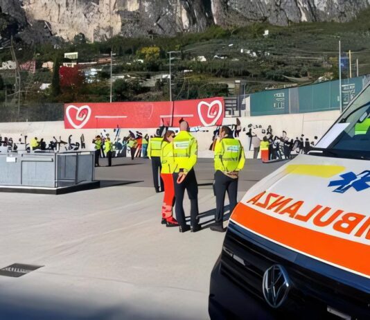 Scena di manovre salvavita presso il quartiere fieristico di Riva del Garda durante l'iniziativa «Kids Save Lives – Viva! Tre