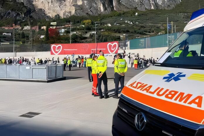 Scena di manovre salvavita presso il quartiere fieristico di Riva del Garda durante l'iniziativa «Kids Save Lives – Viva! Tre Scena di manovre salvavita presso il quartiere fieristico di Riva del Garda durante l'iniziativa «Kids Save Lives – Viva! Tre
