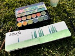 Sabato d’Artista d’autunno al Parco Giardino Sigurtà il 17 ottobre: ultimi posti per 30 artisti Un taccuino aperto con un disegno di pini su un prato erboso accanto a una scatola di colori
