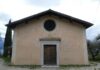 Santuario di Supina a Toscolano Maderno: la chiesa del voto tra gli ulivi e il soffitto delle 72 formelle La facciata del santuario della Madonna di Supina a Toscolano Maderno