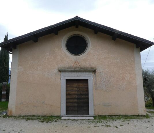 La facciata del santuario della Madonna di Supina a Toscolano Maderno