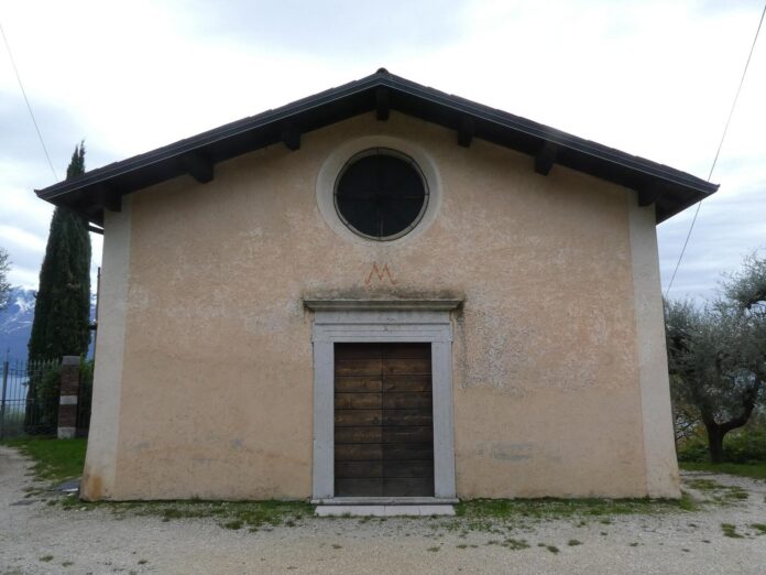 La facciata del santuario della Madonna di Supina a Toscolano Maderno
