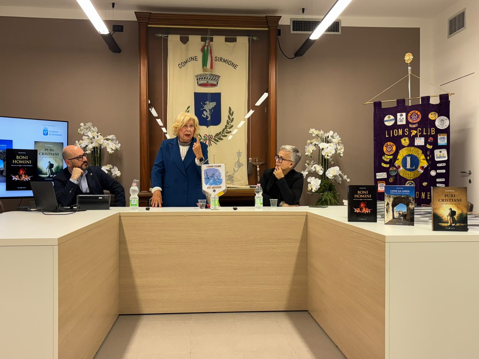 Catari a Sirmione: Claudia Farina racconta l'ultimo rifugio sul Garda 2 Claudia Farina durante la serata nel Municipio di Sirmione