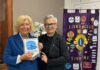 Catari a Sirmione: Claudia Farina racconta l’ultimo rifugio sul Garda Claudia Farina e Sonia Maestri, presidente del Lions Club Sirmione, con il gagliardetto del club