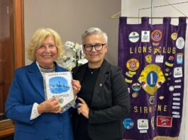 Catari a Sirmione: Claudia Farina racconta l’ultimo rifugio sul Garda Claudia Farina e Sonia Maestri, presidente del Lions Club Sirmione, con il gagliardetto del club