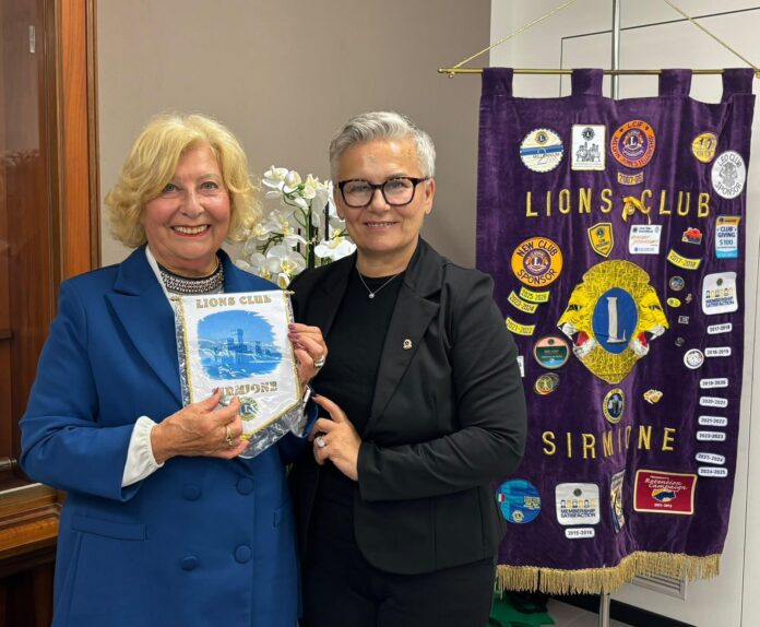 Claudia Farina e Sonia Maestri, presidente del Lions Club Sirmione, con il gagliardetto del club