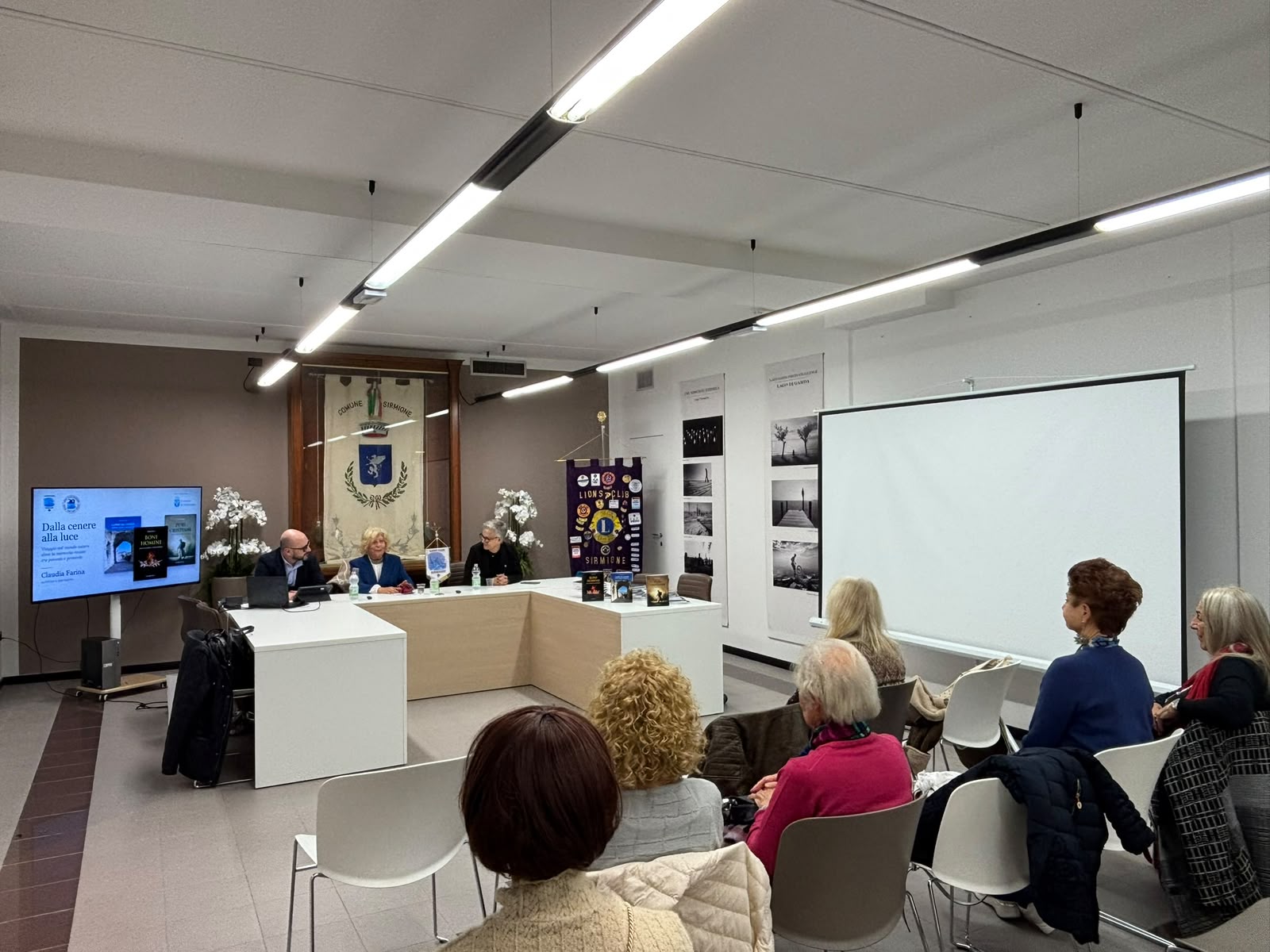 Catari a Sirmione: Claudia Farina racconta l'ultimo rifugio sul Garda 1 La serata «Dalla cenere alla luce» nel Municipio di Sirmione