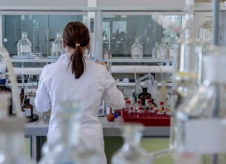 Scienziato in laboratorio con strumenti e provette