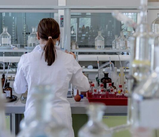 Scienziato in laboratorio con strumenti e provette