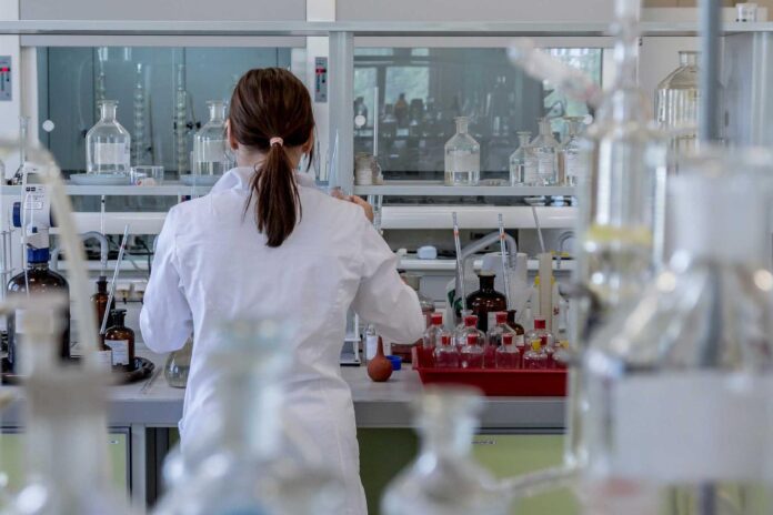 Scienziato in laboratorio con strumenti e provette Scienziato in laboratorio con strumenti e provette
