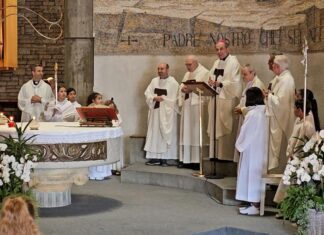 Sirmione celebra gli 800 anni di San Francesco tra messa solenne e spettacolo Sacerdoti in chiesa di Colombare durante la messa solenne per gli 800 anni di San Francesco