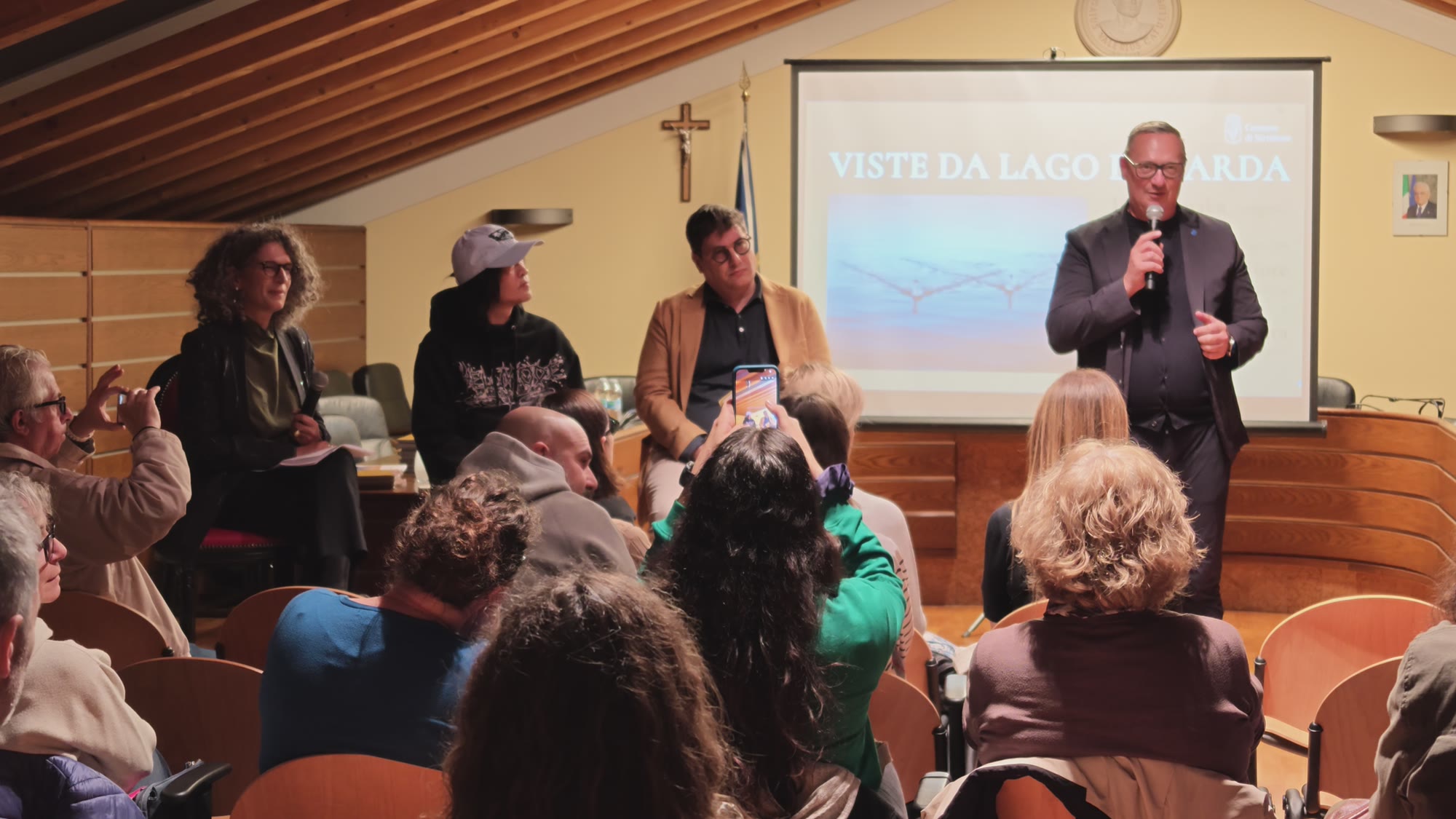 Hiro Tanaka presenta a Sirmione il libro della Sirmione Photo Residency 1 La presentazione di «Viste da lago di Garda» a Palazzo Callas Exhibitions, con l'assessore Riccardo Genovesi al microfono