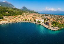Veduta aerea della costa di Toscolano Maderno sul lago di Garda