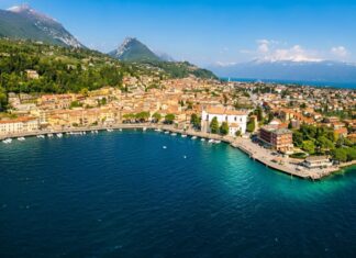 La città sommersa di Benaco: la leggenda di Toscolano Maderno nata da una villa romana Veduta aerea della costa di Toscolano Maderno sul lago di Garda