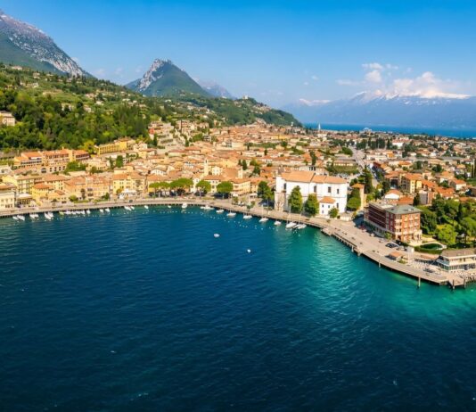 Veduta aerea della costa di Toscolano Maderno sul lago di Garda