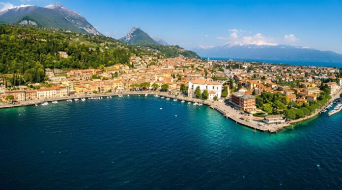 Veduta aerea della costa di Toscolano Maderno sul lago di Garda