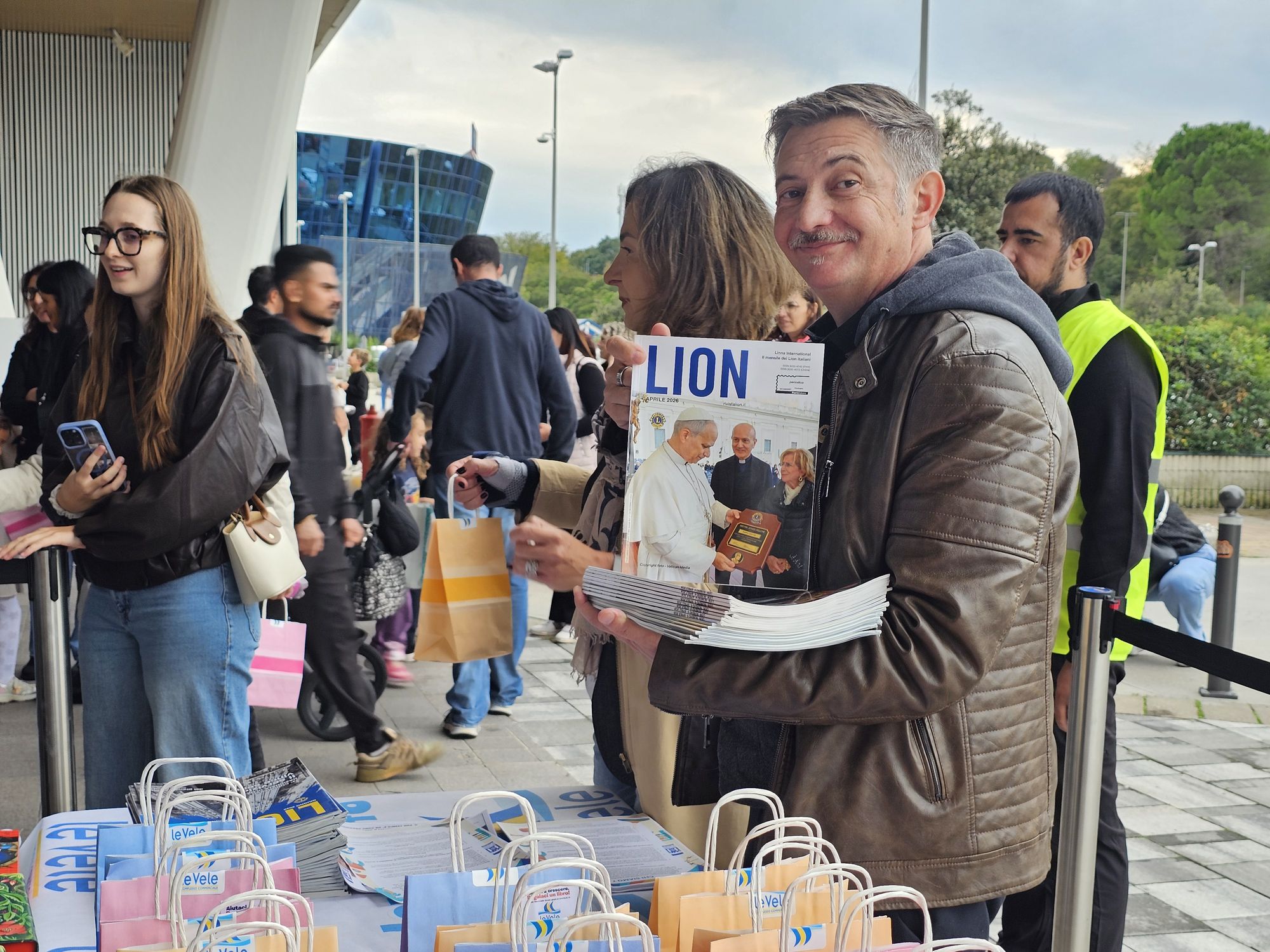 Un libro per crescere a Desenzano: i Lions consegnano i libri ai bambini e all'ABIO 2 Volontari Lions al banco della consegna dei libri al complesso Le Vele di Desenzano