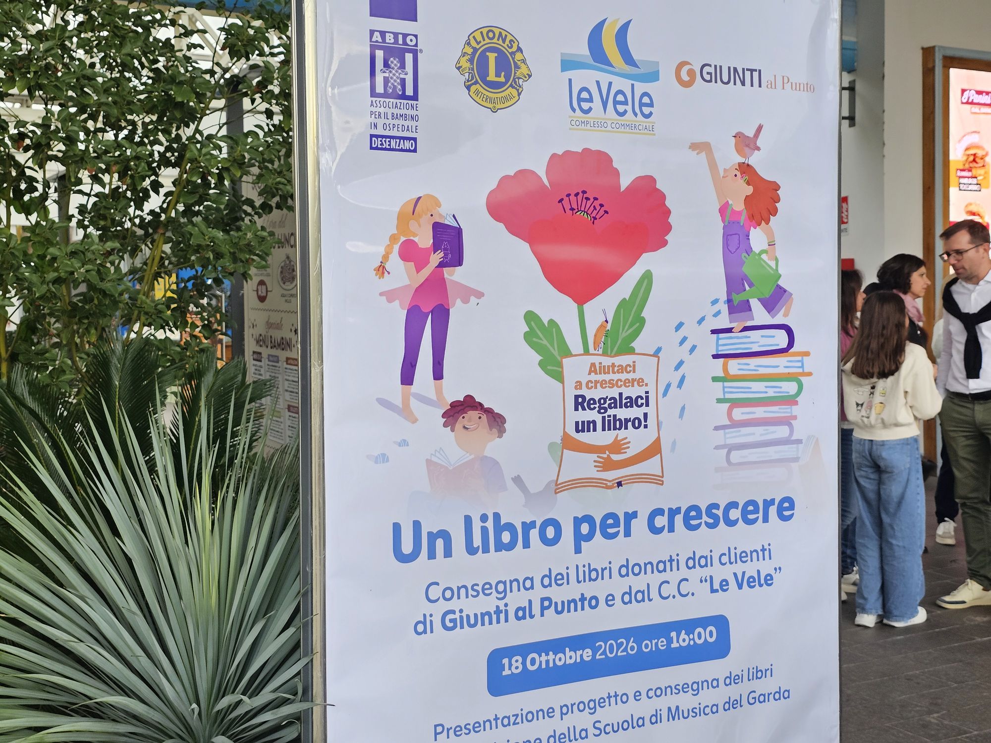 Un libro per crescere a Desenzano: i Lions consegnano i libri ai bambini e all'ABIO 1 Il manifesto di «Un libro per crescere» con la consegna dei libri del 18 ottobre alle Vele di Desenzano