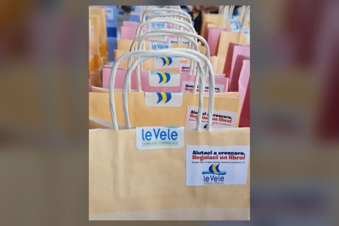 Sacchetti di carta con i libri donati per «Un libro per crescere» al complesso Le Vele di Desenzano