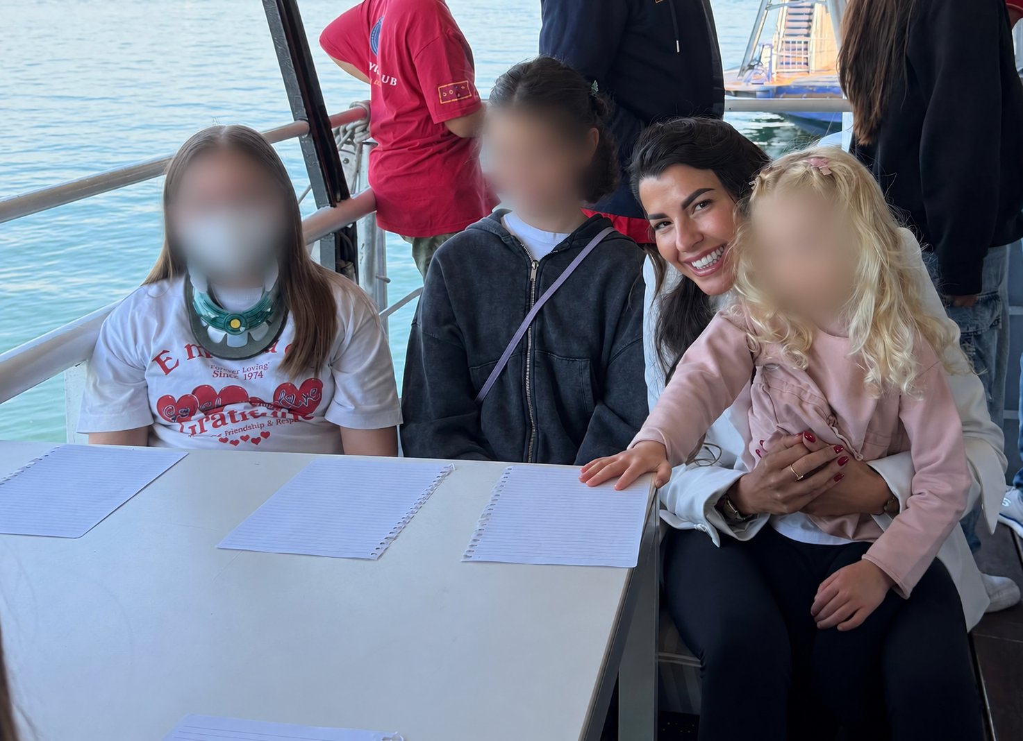 Partecipanti a Una giornata di luce blu durante la navigazione