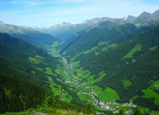 Passaggio in Valle Aurina: il viaggio fino a Cadipietra Panorama della Valle Aurina, tra boschi e montagne