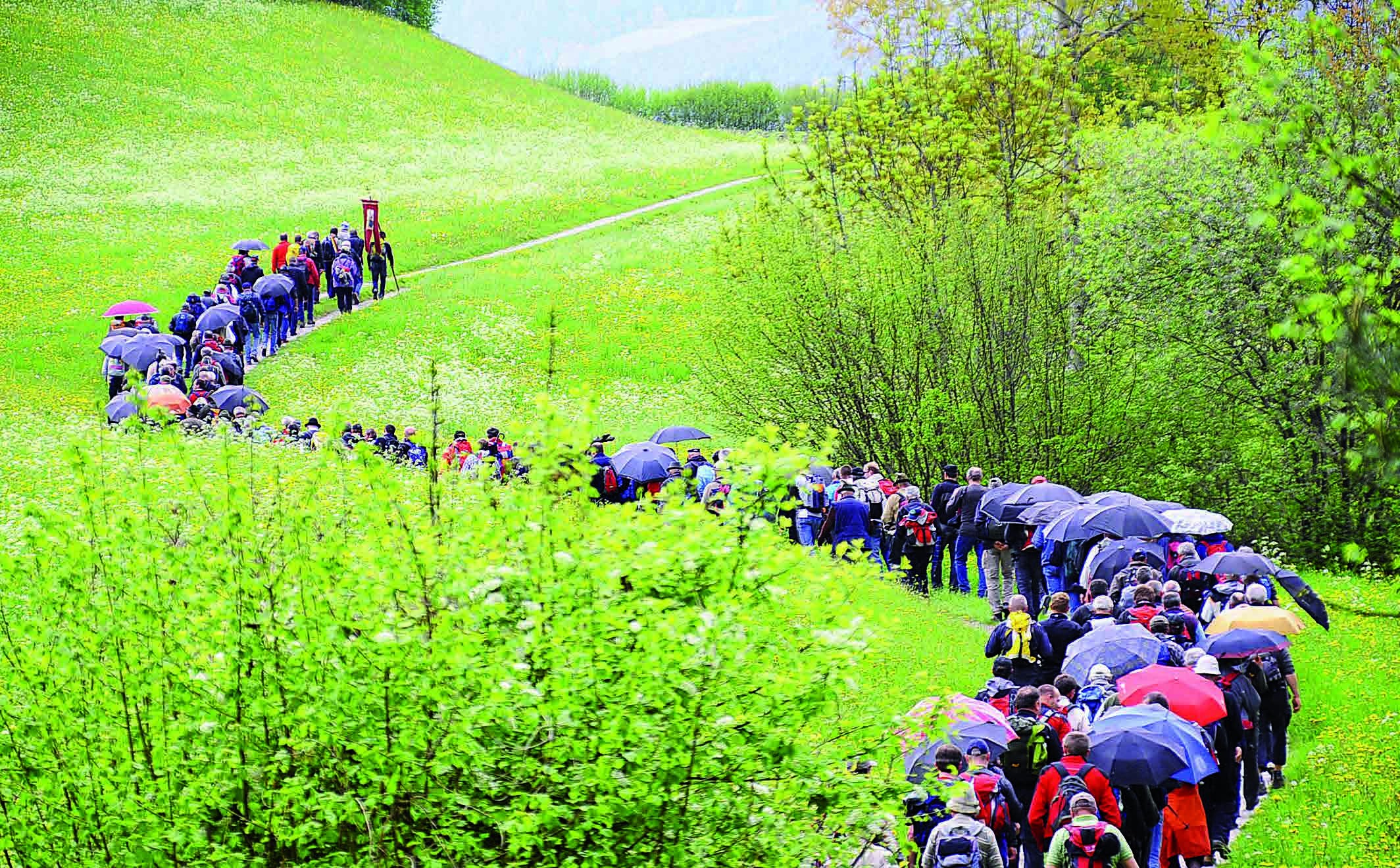 La processione dalla Valle Aurina verso Casteldarne (foto di Marti Brugger)