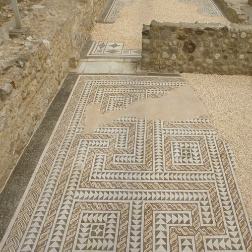 La città sommersa di Benaco: la leggenda di Toscolano Maderno nata da una villa romana 1 Mosaico geometrico nell'area archeologica della villa romana di Toscolano Maderno