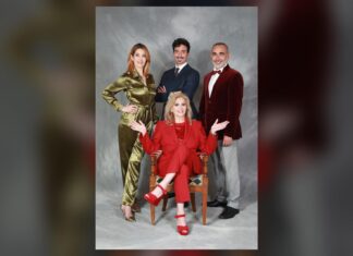 Viva la mamma a Castiglione delle Stiviere con Iva Zanicchi Scena di quattro persone in abiti eleganti davanti a uno sfondo grigio